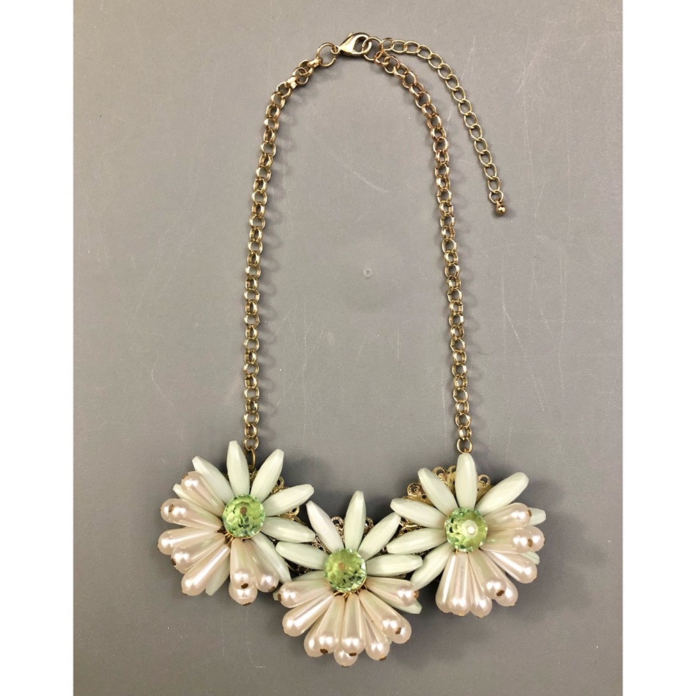 💜 2/$25 Flower Statement Necklace